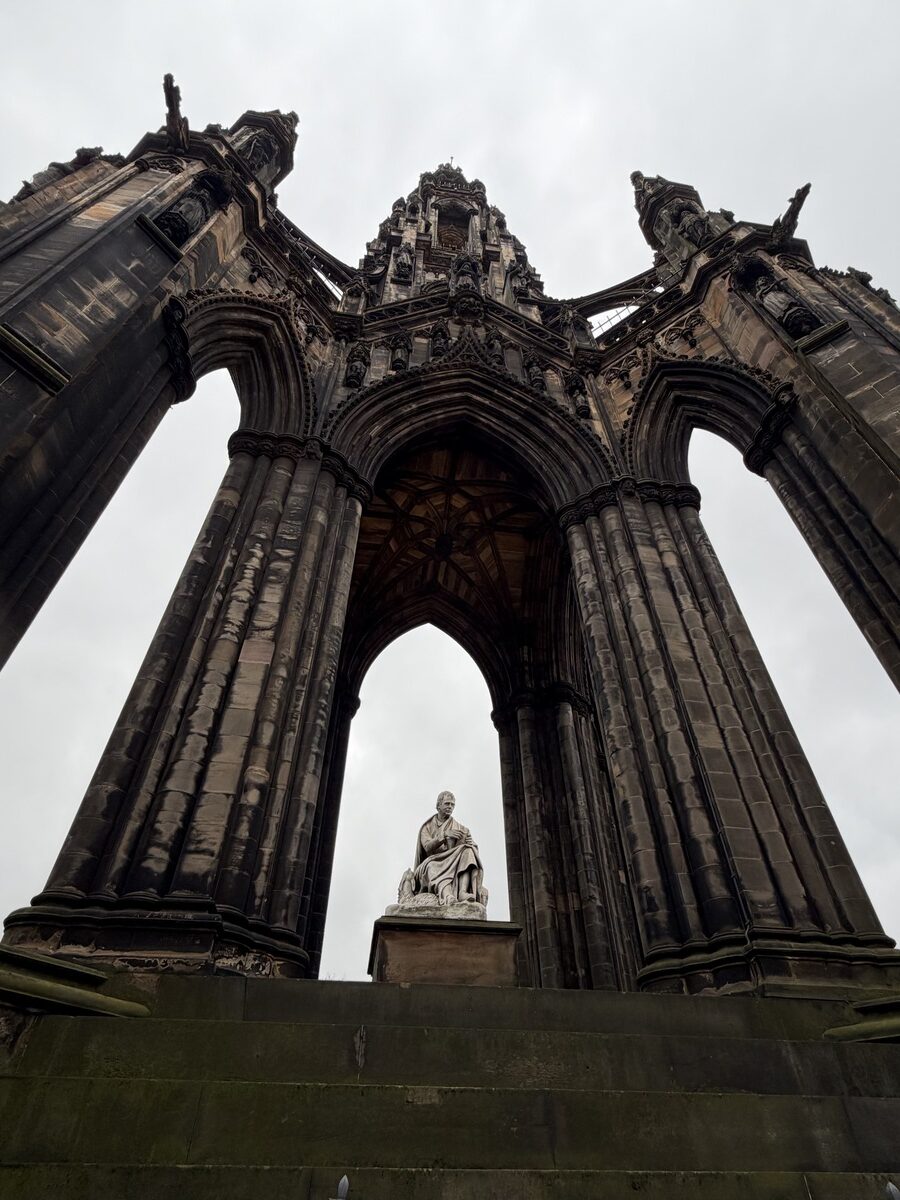 Scott Monument sijatsee Edinburghin keskustassa juna-aseman vieressä. Monumenttiin on mahdollista kiivetä ihastelemaan maisemia.